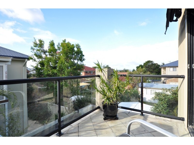 2/27 Donald Avenue, Paradise Point QLD 4216