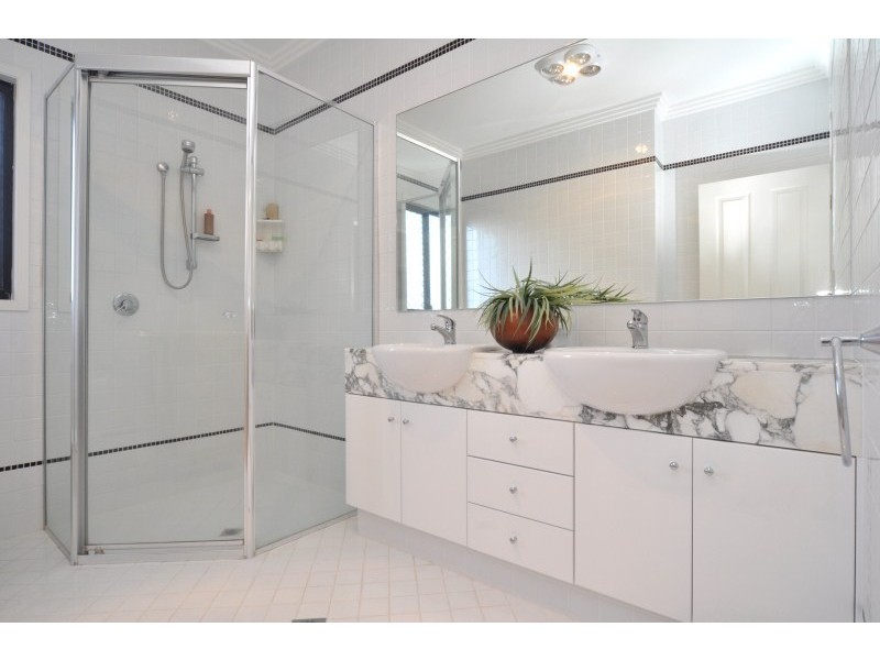 2/27 Donald Avenue, Paradise Point QLD 4216