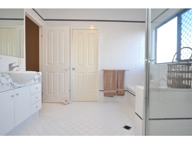 2/27 Donald Avenue, Paradise Point QLD 4216