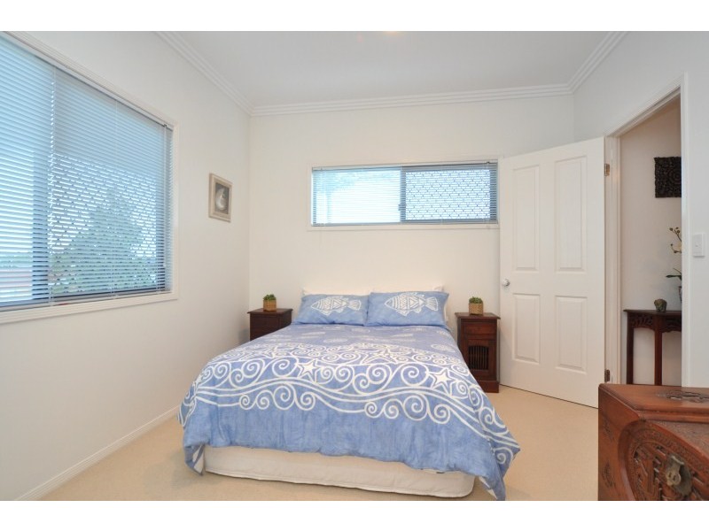 2/27 Donald Avenue, Paradise Point QLD 4216