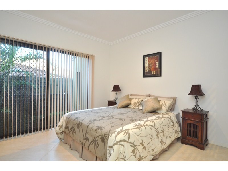2/27 Donald Avenue, Paradise Point QLD 4216