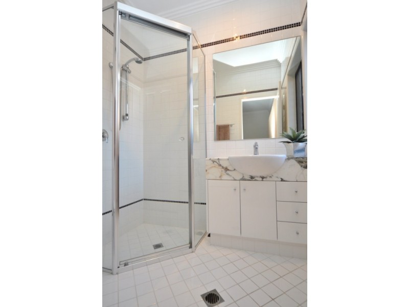 2/27 Donald Avenue, Paradise Point QLD 4216