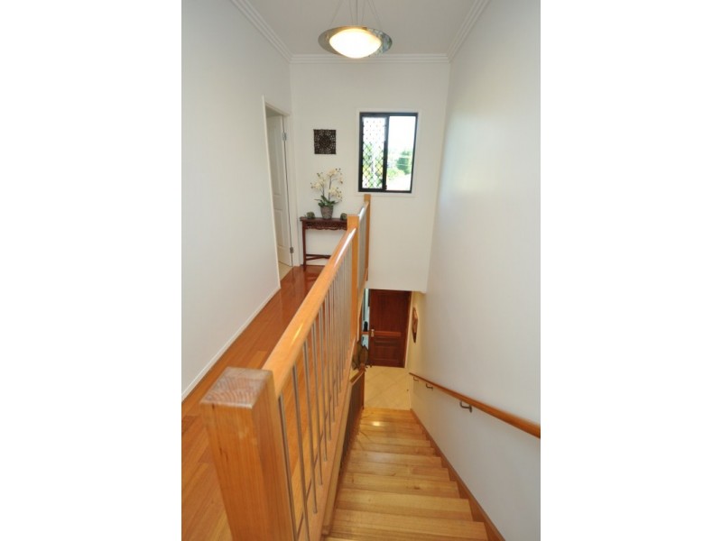 2/27 Donald Avenue, Paradise Point QLD 4216