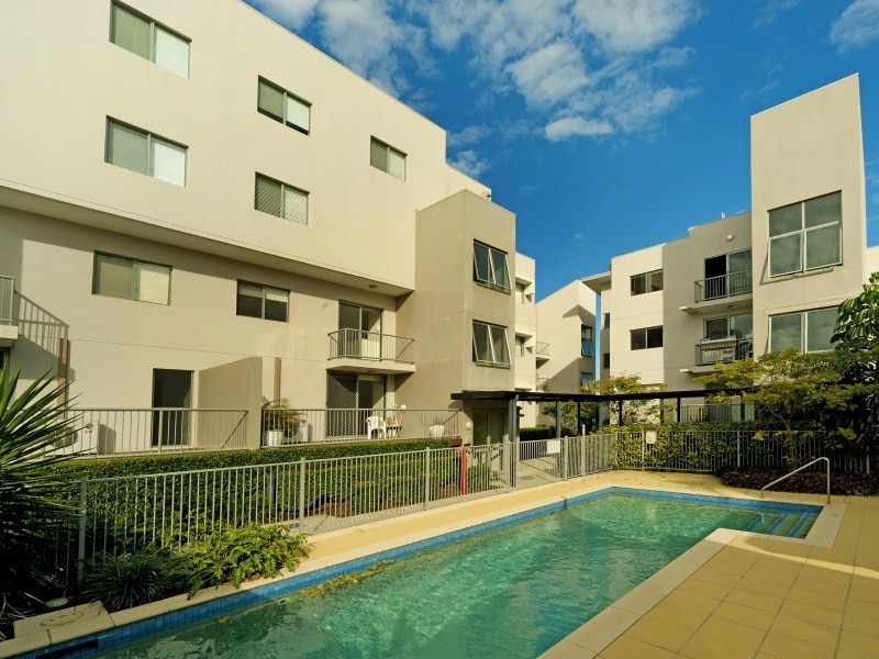 1/12 Bayview Street, Runaway Bay QLD 4216