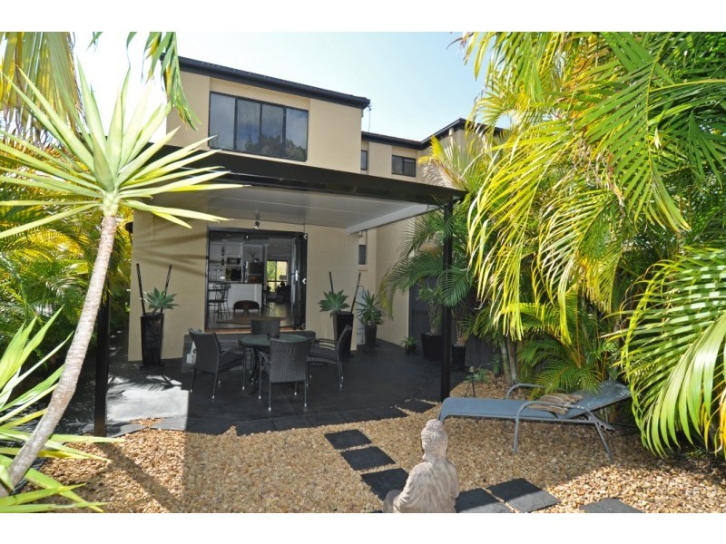 2/16 Eider Avenue, Paradise Point QLD 4216