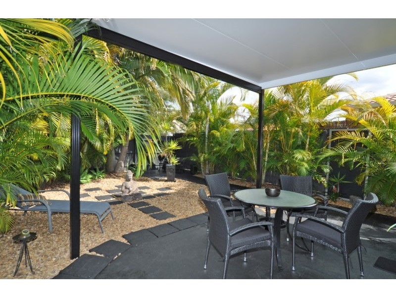 2/16 Eider Avenue, Paradise Point QLD 4216