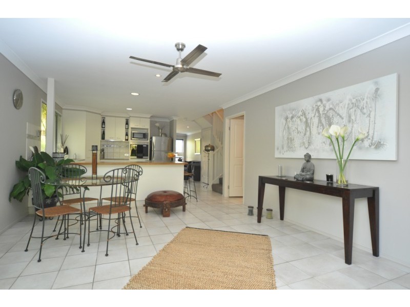 2/16 Eider Avenue, Paradise Point QLD 4216