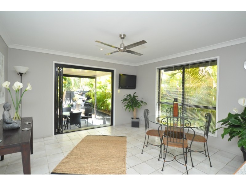 2/16 Eider Avenue, Paradise Point QLD 4216