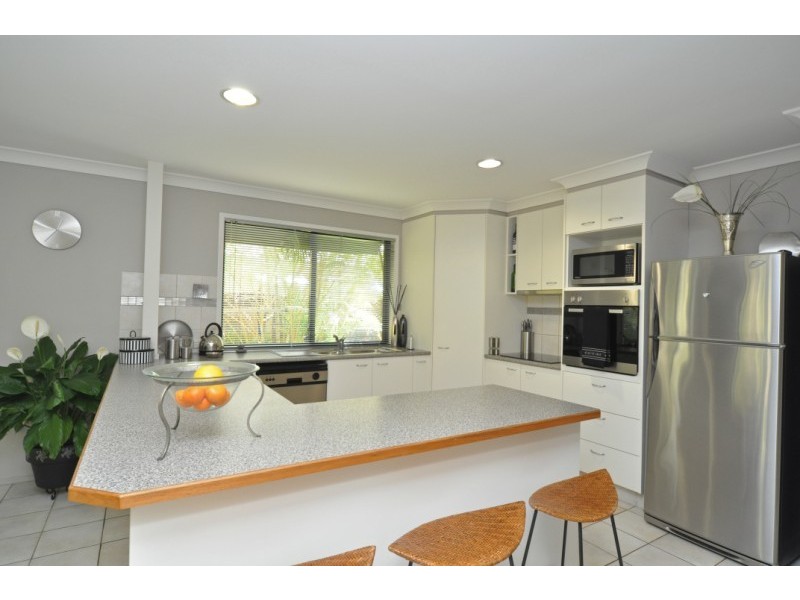 2/16 Eider Avenue, Paradise Point QLD 4216