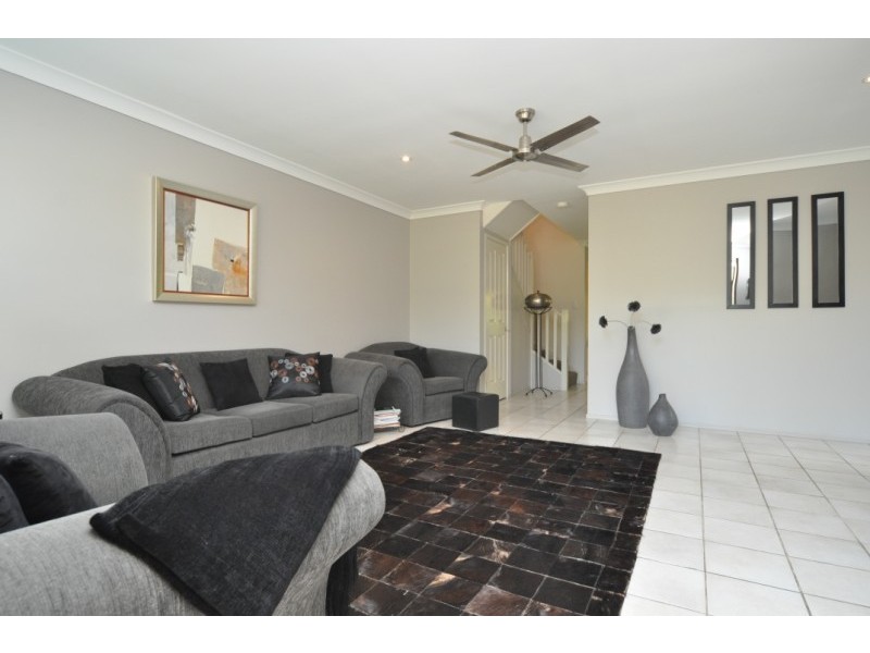 2/16 Eider Avenue, Paradise Point QLD 4216