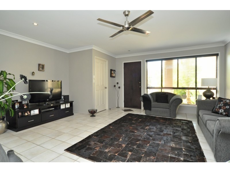 2/16 Eider Avenue, Paradise Point QLD 4216