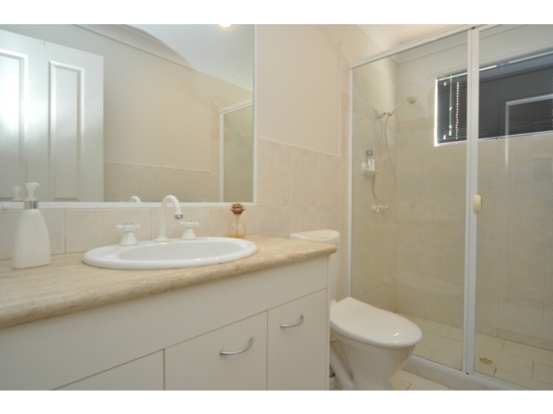 2/16 Eider Avenue, Paradise Point QLD 4216