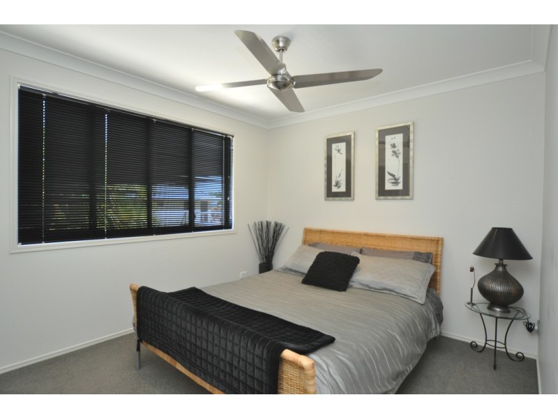 2/16 Eider Avenue, Paradise Point QLD 4216