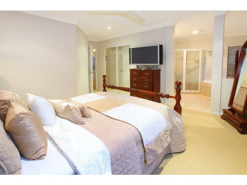 17 Eastbank Terrace, Helensvale QLD 4212