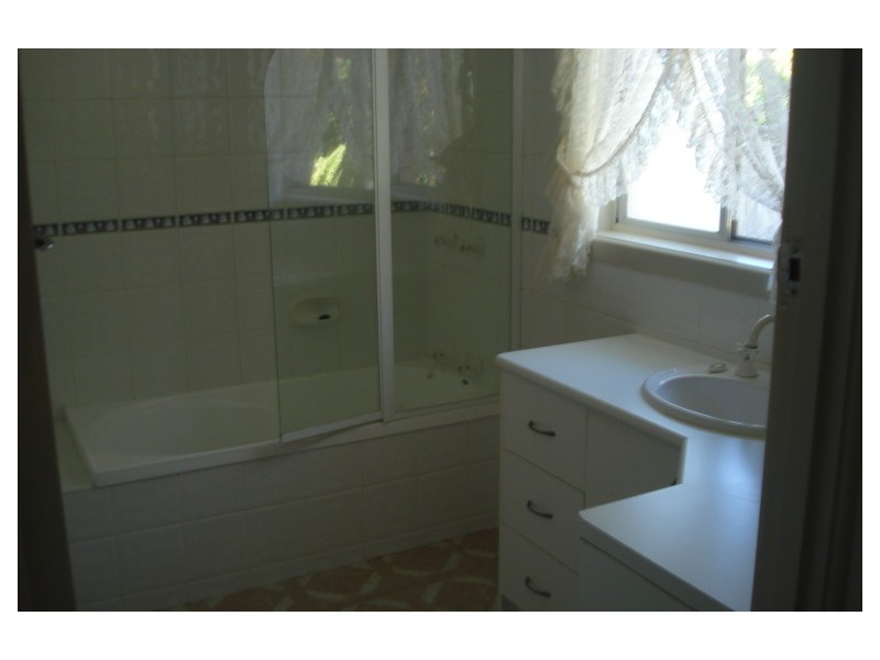 42 Errol Avenue, Paradise Point QLD 4216