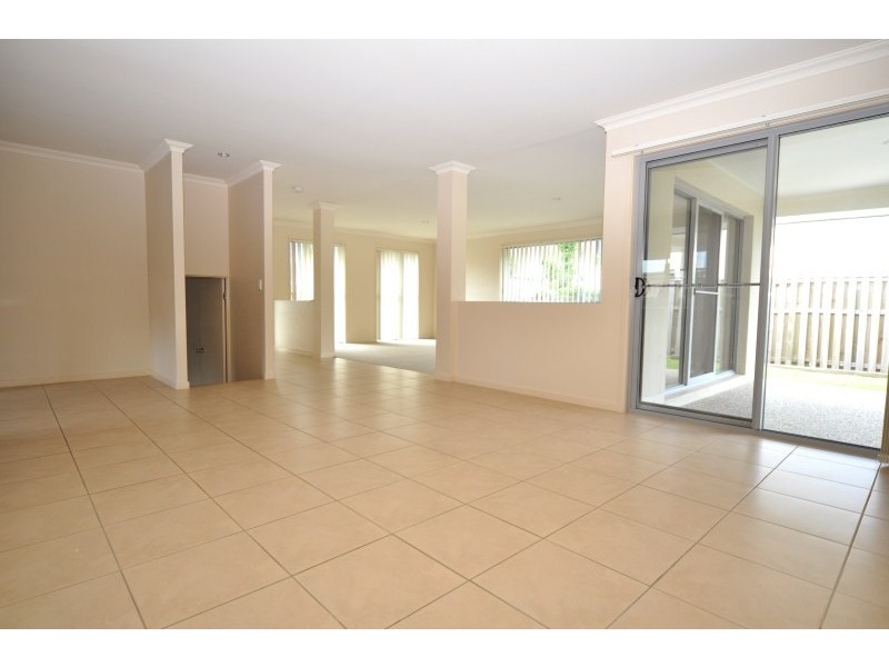 6 Sandow Street, Pacific Pines QLD 4211