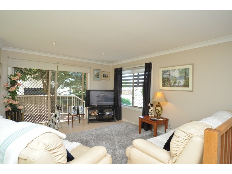 2/5 Errol Avenue, Paradise Point QLD 4216