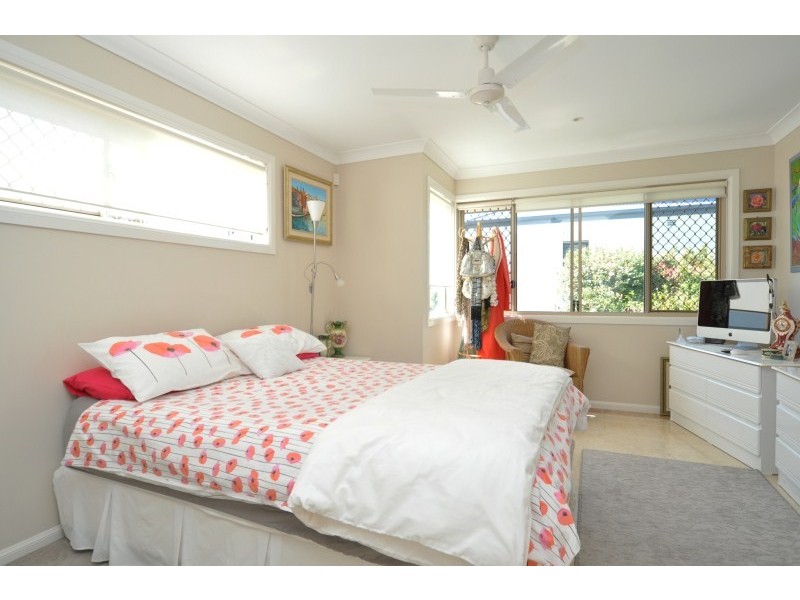 2/5 Errol Avenue, Paradise Point QLD 4216