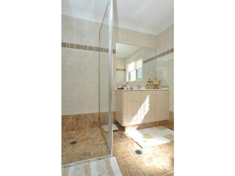 2/5 Errol Avenue, Paradise Point QLD 4216