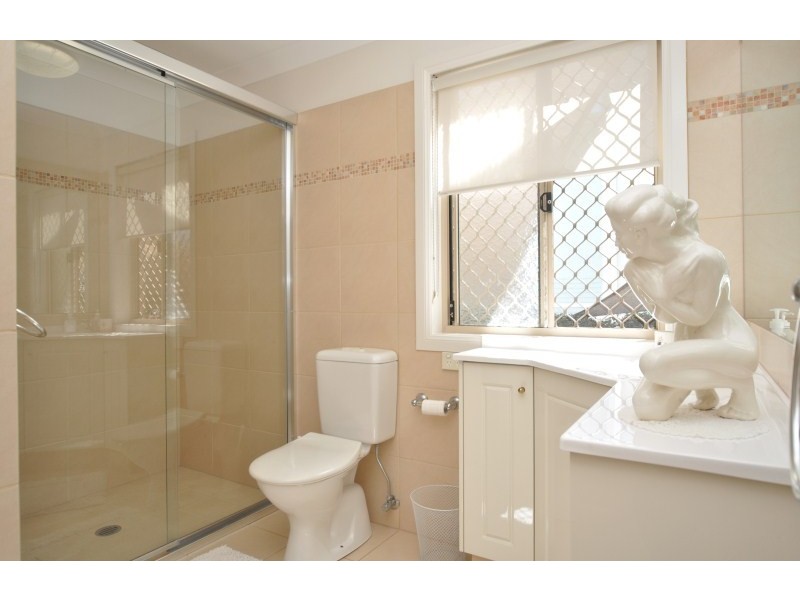 2/5 Errol Avenue, Paradise Point QLD 4216