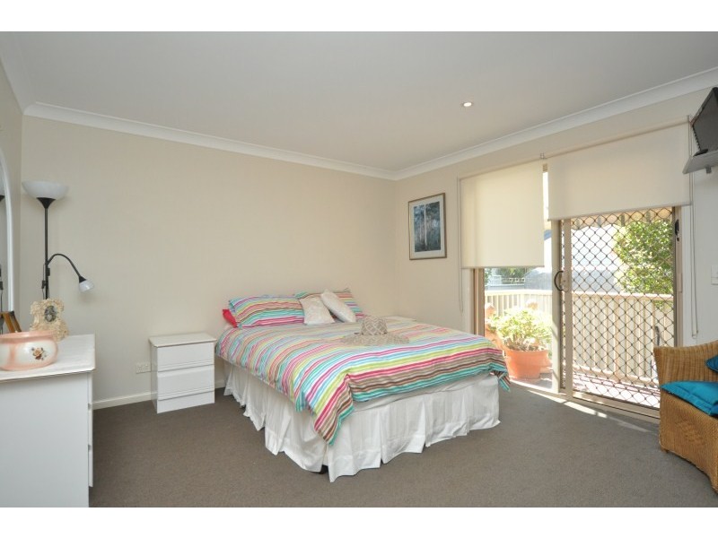2/5 Errol Avenue, Paradise Point QLD 4216