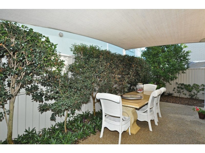 2/5 Errol Avenue, Paradise Point QLD 4216