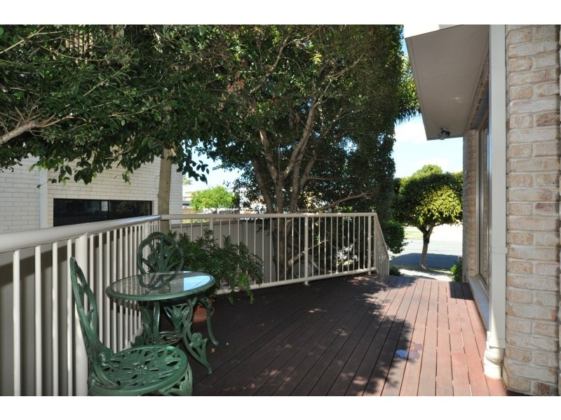 2/5 Errol Avenue, Paradise Point QLD 4216