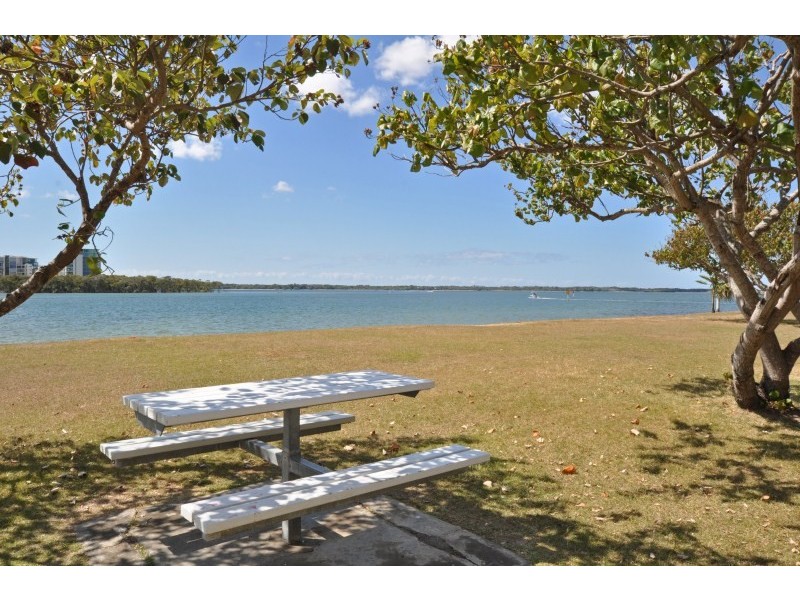2/5 Errol Avenue, Paradise Point QLD 4216