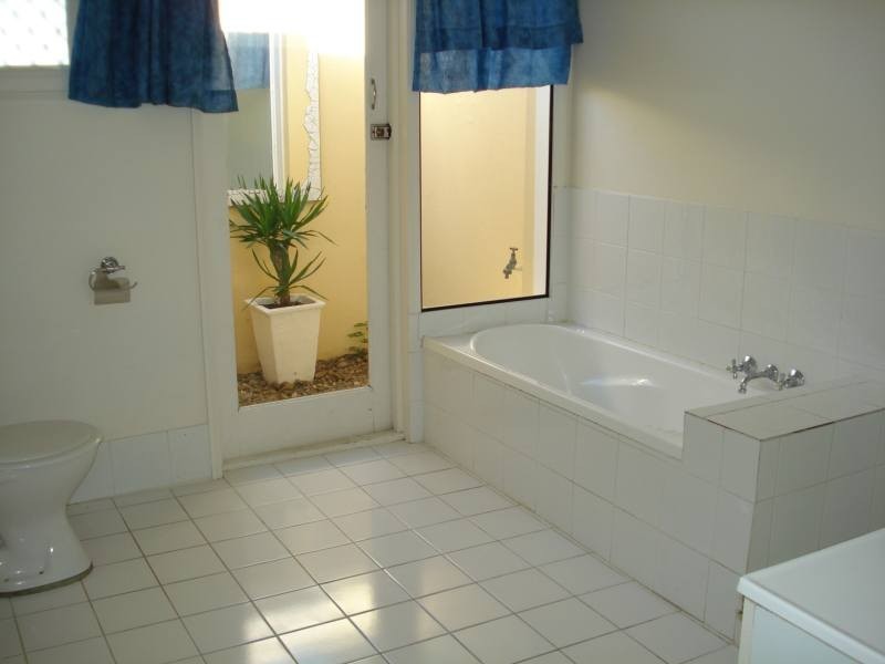 4 Kennedy Street, Biggera Waters QLD 4216