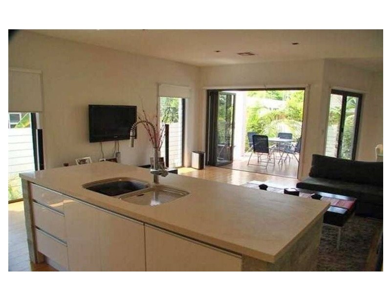 10A Rouen Avenue, Paradise Point QLD 4216