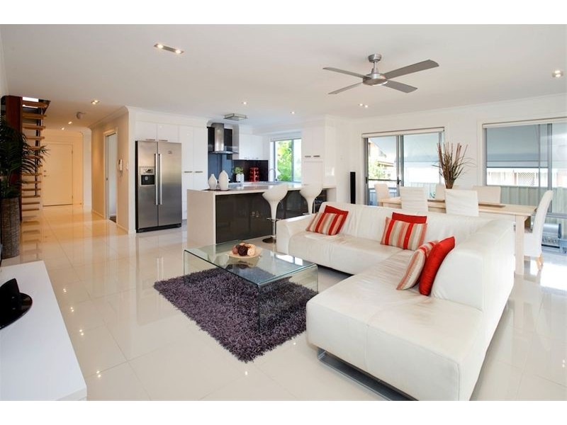 1/4 Donald Avenue, Paradise Point QLD 4216