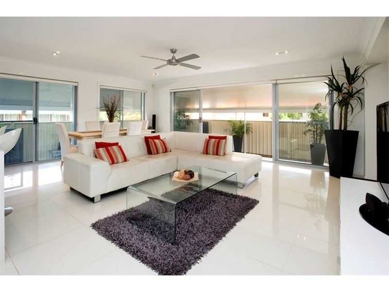 1/4 Donald Avenue, Paradise Point QLD 4216