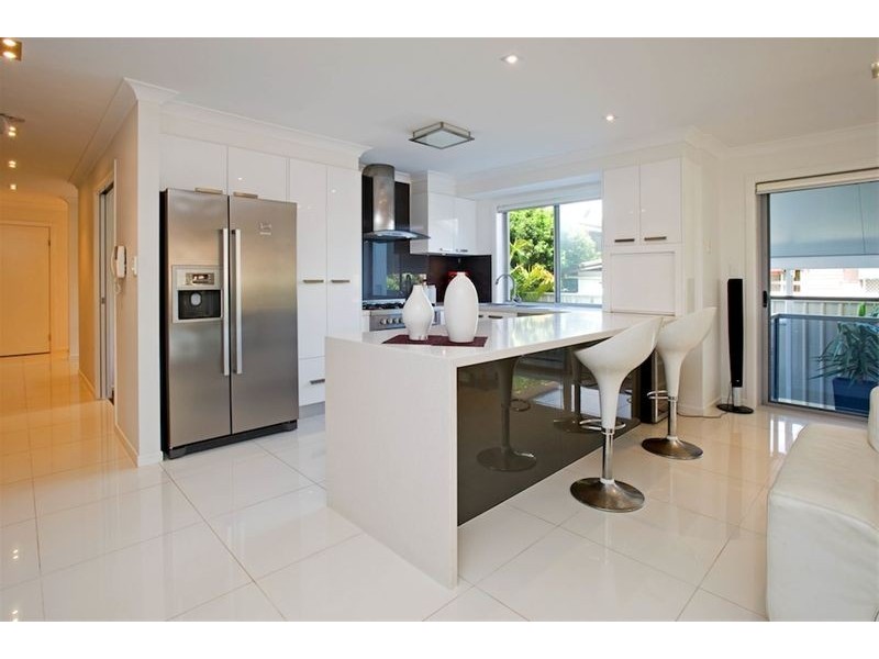 1/4 Donald Avenue, Paradise Point QLD 4216