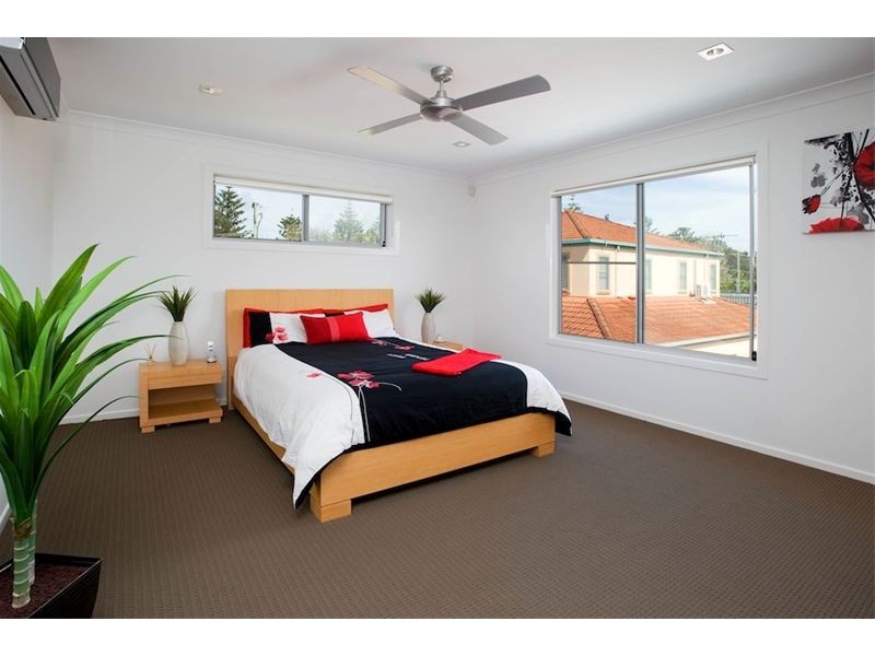 1/4 Donald Avenue, Paradise Point QLD 4216