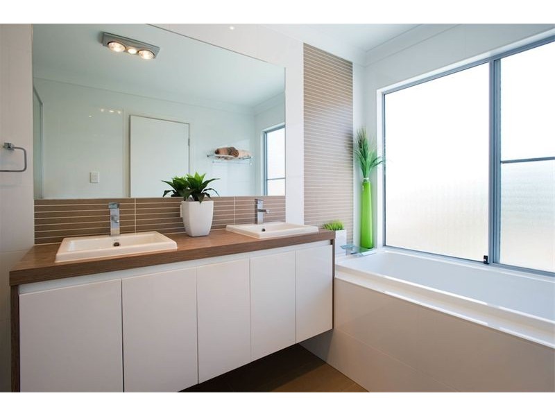 1/4 Donald Avenue, Paradise Point QLD 4216