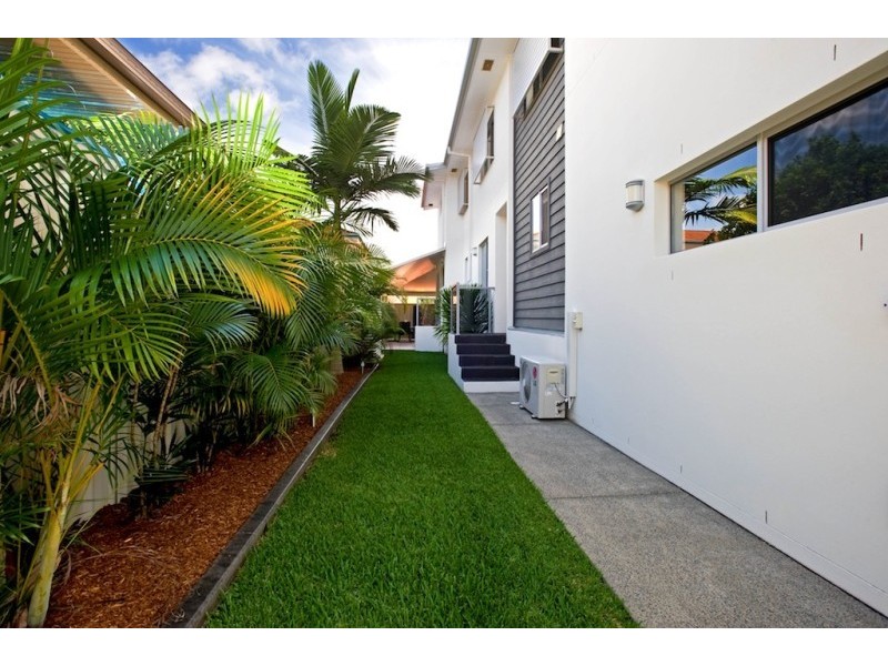 1/4 Donald Avenue, Paradise Point QLD 4216