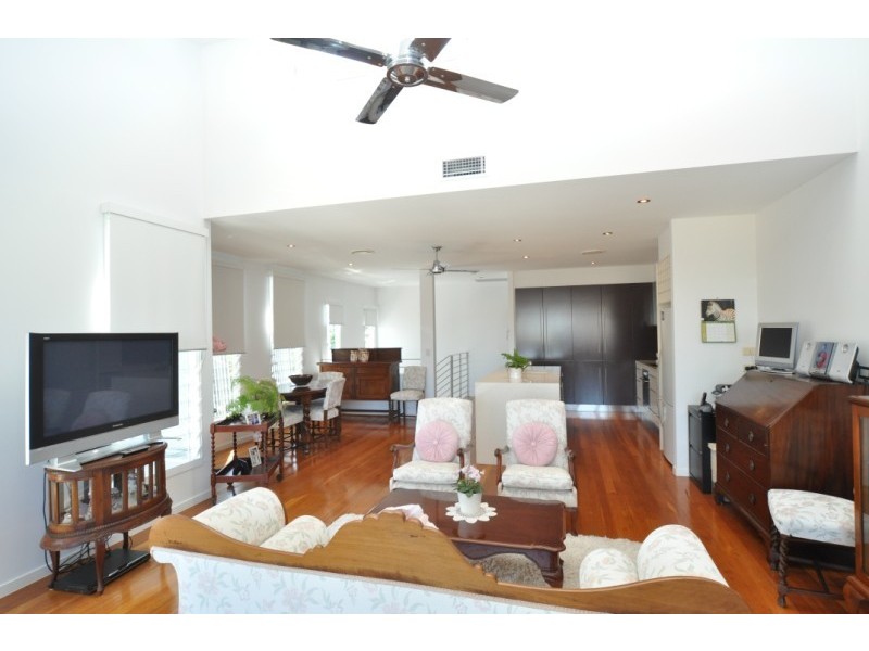 2/5 Muscovey Avenue, Paradise Point QLD 4216