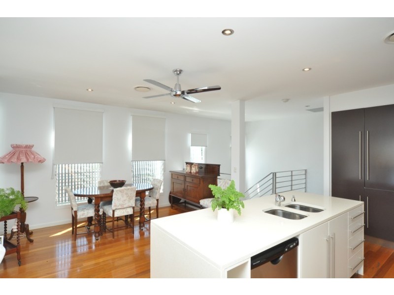 2/5 Muscovey Avenue, Paradise Point QLD 4216