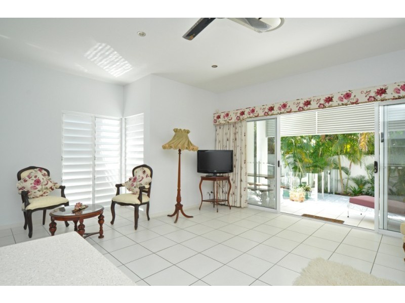 2/5 Muscovey Avenue, Paradise Point QLD 4216