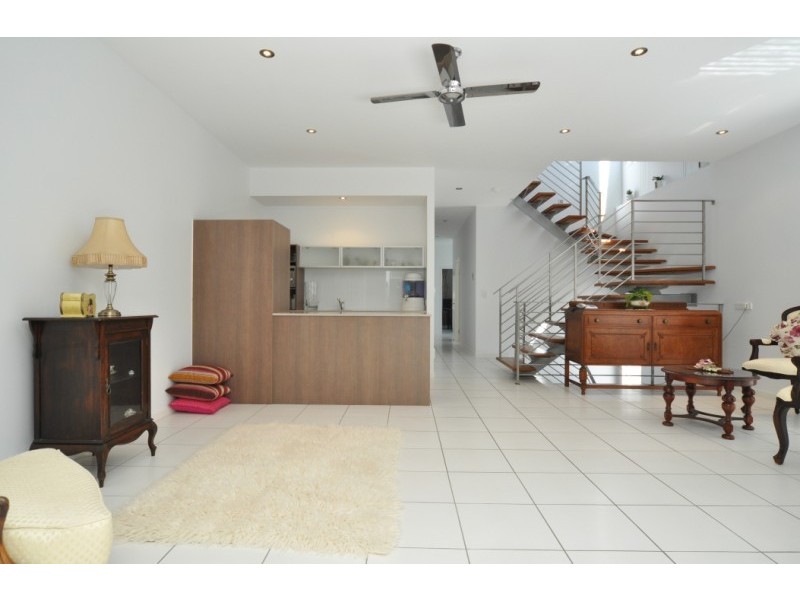 2/5 Muscovey Avenue, Paradise Point QLD 4216