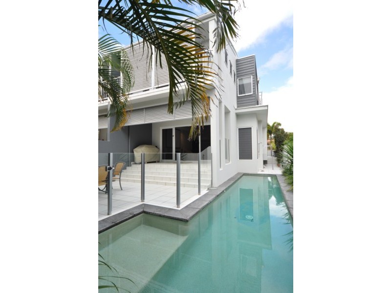 2/5 Muscovey Avenue, Paradise Point QLD 4216