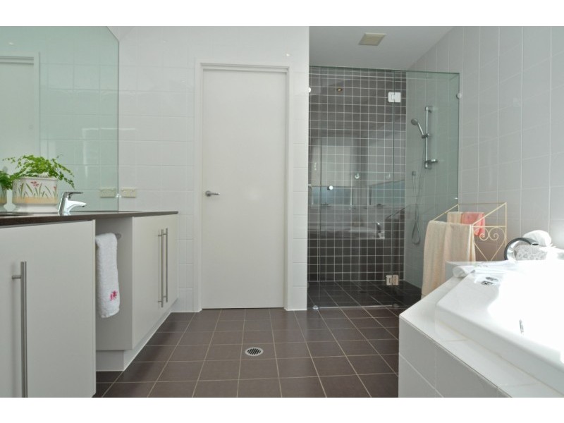 2/5 Muscovey Avenue, Paradise Point QLD 4216