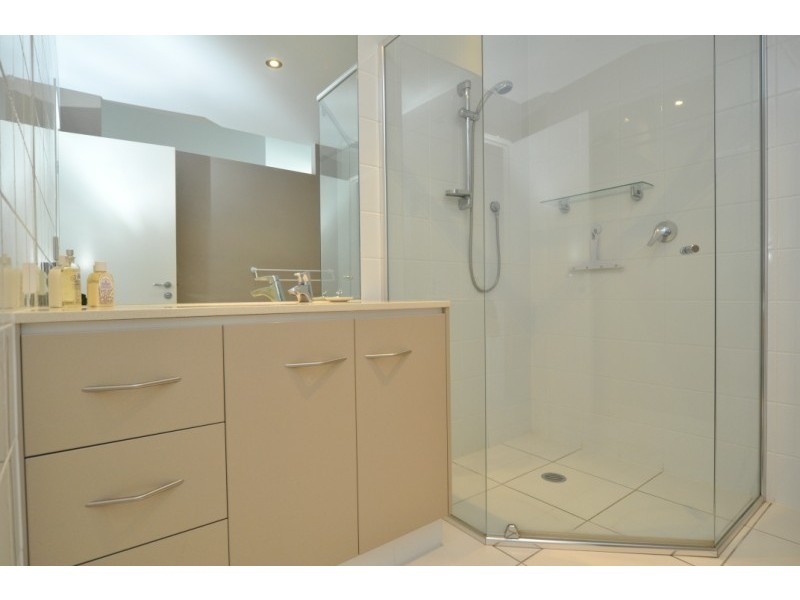 2/5 Muscovey Avenue, Paradise Point QLD 4216
