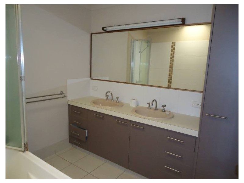 1/1 Vona Place, Labrador QLD 4215