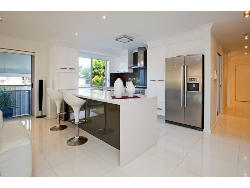 2/4 Donald Avenue, Paradise Point QLD 4216