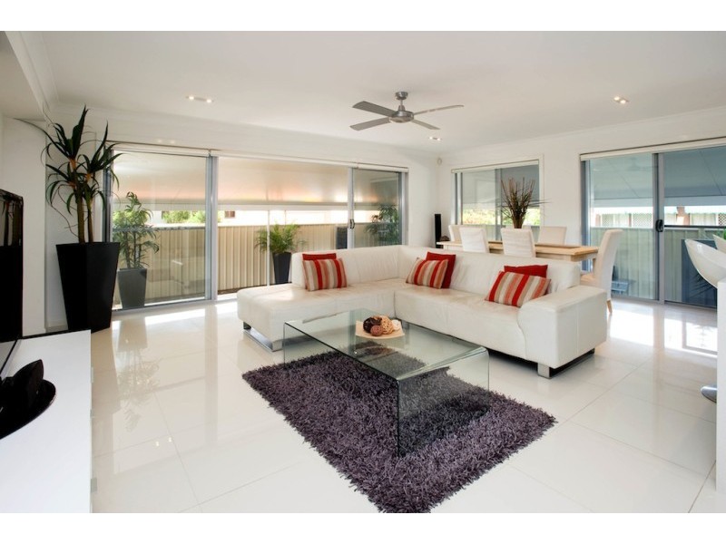 2/4 Donald Avenue, Paradise Point QLD 4216