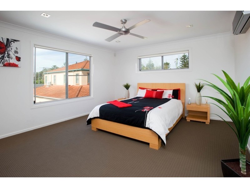 2/4 Donald Avenue, Paradise Point QLD 4216
