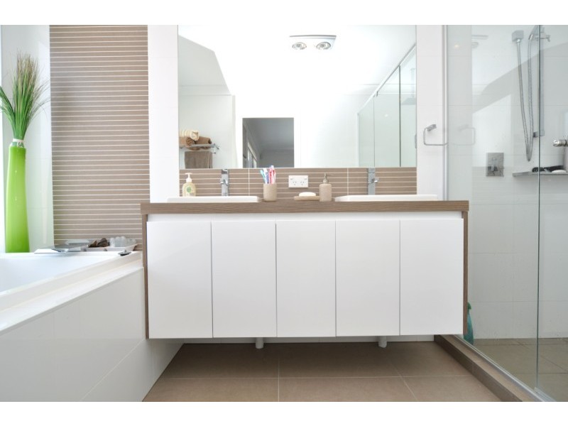 2/4 Donald Avenue, Paradise Point QLD 4216