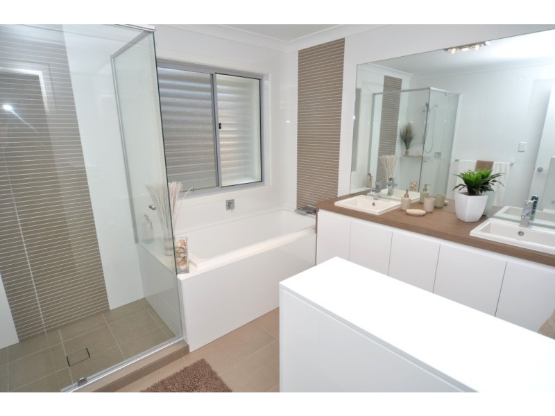 2/4 Donald Avenue, Paradise Point QLD 4216