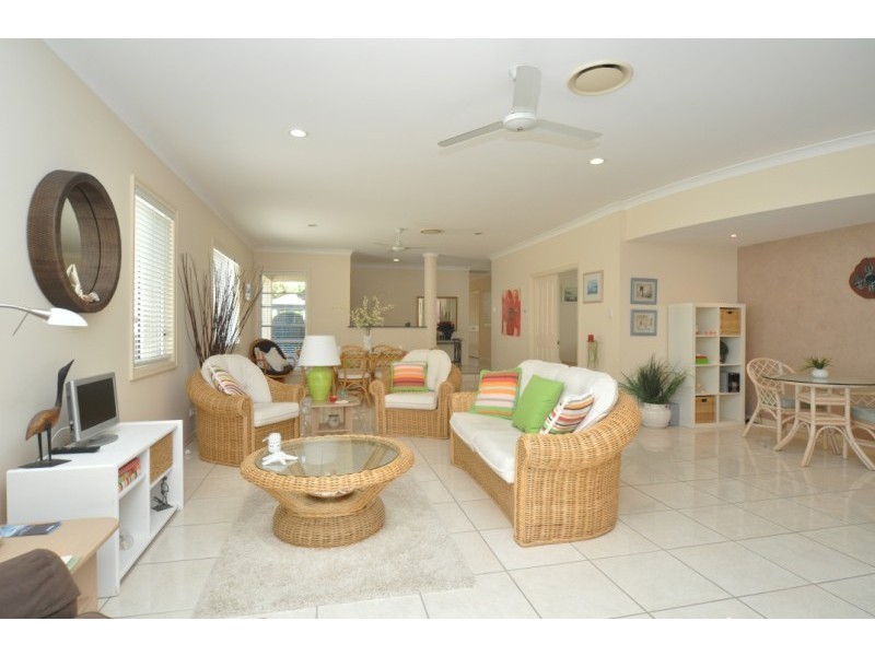 25 Lee Anne Crescent, Helensvale QLD 4212